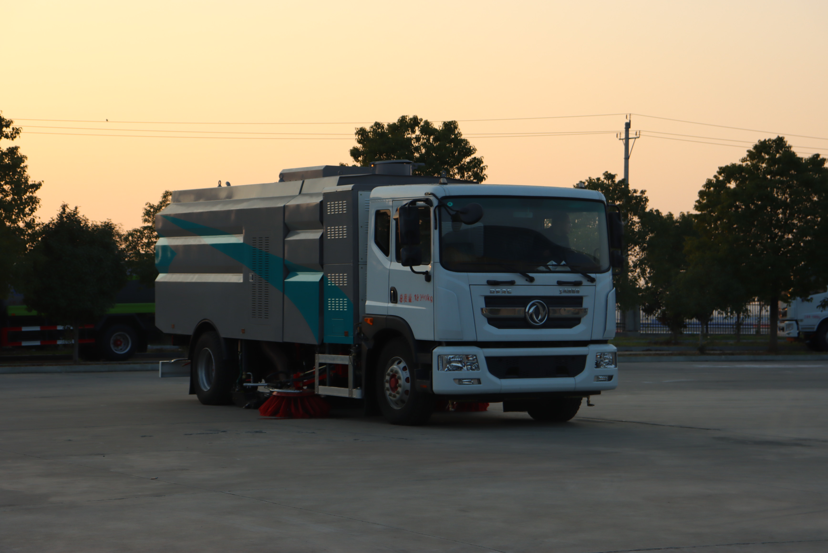 東風凱普特型純電動高端多功能洗掃車